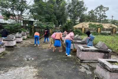 Học sinh tham gia quét dọn và viếng hương nghĩa trang liệt sĩ